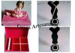Porta bijouterias em MDF, com um compartimento e espaço para anéis. Decorado em biscuit. O Outro porta bijouterias é em MDF com branços aramado.