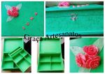 Porta bijouterias, colonial, em MDF, com dois compartimentos e espaço para anéis. Decorado em biscuit..