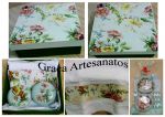 Caixa em MDF, 15x15 com tampa decorada em dècoupage. Toalha e sabonetes também decorados em dècoupage. A outra opção é a toalha bordada em fita com sabonete em dècoupage.