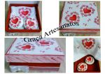 Caixa em MDF, 15x15cm, pintada, com a tampa decorada em dècoupage e laterais e laço com fita de organza e cetim. Toalha e sabonetes também decorados em dècoupage.