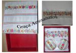Caixa em MDF, 15x15cm, pintada e com a tampa decorada em dècoupage. Toalha e sabonetes também decorados em dècoupage.