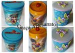 Lata de Nescau/leite ninho e afins, pintada e com dècoupage. A do meio é de Pomarola/Tarantela pintada e decorada em dècoupage com pegador na tampa de MDF. A terceira lata é do tamanho da primeira, porém decorada com biscuit.