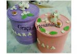 Lata de Neston pintada e decorada em biscuit. Para guardar alimentação canina.