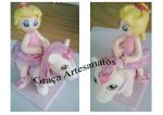 Outro ângulo do cavalo e menina em biscuit para topo de bolo.