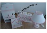 Kit para quarto de beb. Abajour em MDF e tampa transparente; Porta fraldas; Cestinha; Potes e Quadro em MDF. Decorados com textura e biscuit.