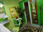 Camarim com pia sanitria, chuveiro, balco de granito, monitor de vdeo, cadeira esteticista, frigobar, maquina e equipamento de costura,  medicamentos, aparelho de presso arterial.