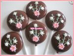 Pirulitos, maas achocolatadas e decoradas