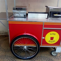 Carrinho Gourmet para Crepe Suíço e fritura - 120cm x 72cm - com toldo com estrutura de alumínio e 2 rodízios giratórios e 2 rodas de bicicletas.