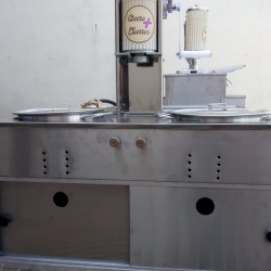 KIT CHURROS COM 1 DOCEIRAS; EM AÇO INOX. SERVE PARA TODO TIPO DE CARRO GRANDE - .
TAMANHO: 95cmX 60cm (codigo - kcg1)
