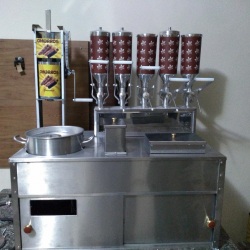 KIT CHURROS COM 3 DOCEIRAS; EM AÇO INOX. SERVE PARA TODO TIPO DE CARRO GRANDE - .
TAMANHO: 95cmX 60cm (codigo - kcg3)