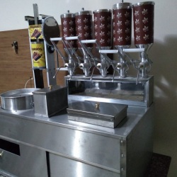 KIT CHURROS COM 3 DOCEIRAS; EM AÇO INOX. SERVE PARA TODO TIPO DE CARRO GRANDE - .
TAMANHO: 95cmX 60cm (codigo - kcg3)