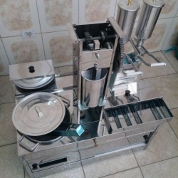KIT CHURROS COM 2 DOCEIRAS; EM AÇO INOX. SERVE PARA TODO TIPO DE CARRO GRANDE - .
TAMANHO: 95cmX 60cm (codigo - kcg2)