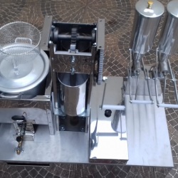 KIT CHURROS COM 2 DOCEIRAS; EM AÇO INOX. SERVE PARA TODO TIPO DE CARRO GRANDE - MODELÇO BÁSICO.
TAMANHO: 95cmX 50cm (codigo - kcs2)