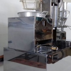 KIT CHURROS COM 2 DOCEIRAS; EM AÇO INOX. SERVE PARA TODO TIPO DE CARRO GRANDE - MODELÇO BÁSICO.
TAMANHO: 95cmX 50cm (codigo - kcs2)
