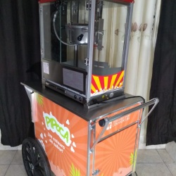 CARRINHO DO NOSSO CLIENTE TRANSAMERICA RESORT COMANDATUBA - 
Carrinho de pipoca gourmet modelo retro IDEALMAQ
com a m�quina de pipoca el�trica da marca braesi