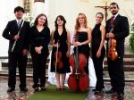 Da esquerda para direita: Rafael (flauta), Izabela (piano), Bruna (violino), Glucia (violoncelo), Camila (voz), Alysson (viola)