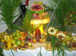 mesa de frutas decorada p/ casamento.