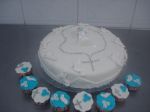 bolo de batizado e cupcake