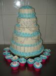 bolo decorado de casamento e cupcake.