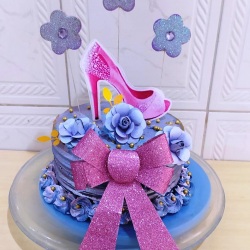 bolo para debutante azul decorado.