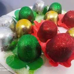 trufas de panetones e licor de chocolate cremoso nas cores natalinas.