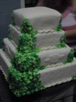 bolo de casamento com cascata em verde  105