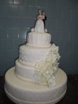 bolo de casamento com flores e strass  53