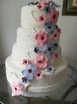 Bolo de casamento - cascata de flores em lils e rosa   19