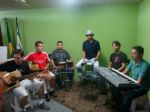 Lehandro Ferreira apresentando seu Programa na TVS BRASIL com a Banda Thelema. 