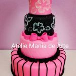 Bolo cenogrfico pink e preto. Com pintura em relevo.