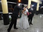 Mizael ajeita a mantilha da noiva.