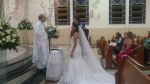 Os noivos, Renata e Leandro, escutam atentamente s belas palavras do Padre Antnio.