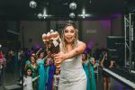 A noiva joga o buqu de Santo Antnio.
