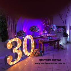 No importa se 80 anos, 30 anos, 1 ano de idade, a iluminao cnica sempre vai valorizar sua festa.