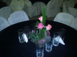 Arranjo de mesa em cachep de vidro com 3 rosas