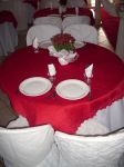 Montagem de mesa branco e vermelho com vaso de margaridinha
