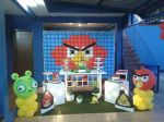 Mesa colméia com caixas e carrinho de chá