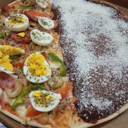 Uma combinação irresistível!
Pizza Média 2 Sabores por Apenas R$29,90!
Metade Prestígio ? Chocolate cremoso com coco ralado.
Metade Portuguesa ? Presunto, ovo, cebola, azeitona, calabresa, tomate, pimentão e muito queijo!
O equilíbrio perfeito entre doce e salgado em uma só pizza!