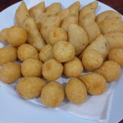 Aceitamos encomendas R$ 50,00 o Cento
Crocantes, recheados e irresistíveis! Aproveite essa oferta imperdível e saboreie nossos salgadinhos fresquinhos!
Tem festa ou evento?
Peça agora e garanta o melhor sabor!