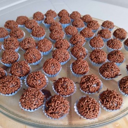Doces Tradicionais para Encantar Seu Paladar!!!
Brigadeiro, cajuzinho, beijinho, moranguinho, nozes e casadinho.
Feitos com ingredientes selecionados e muito carinho, perfeitos para festas, eventos e momentos especiais.
Aceitamos encomendas.