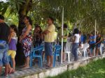 Familias participantes do retiro lado do campo