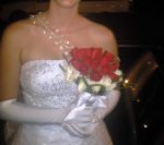 Bot�es de rosas vermelhas e brancas. Acabamento verde,cetim branco e broche de strass ,formato borboleta.