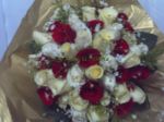 rosas vermelhas, brancas e creme 