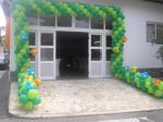 Arco de bexiga com caminho.