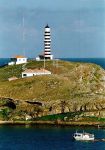 A Bahia sabe, como poucos, enfeitiar turistas do mundo inteiro encantando-os com seus infinitos recursos naturais. Porta de entrada para os primeiros colonizadores europeus, o sul da Bahia no se destaca apenas por ter sido o local no qual pela primeira vez aportaram os descobridores do Brasil. Seu fascnio, tantas vezes cantado em verso e prosa por artistas e intelectuais, se deve tambm aos muitos quilmetros de praias maravilhosas orladas por coqueiros;  temperatura sempre morna de suas guas, preferidas pelas baleias da espcie jubarte para a reproduo; ao Parque Nacional Marinho dos Abrolhos, o complexo recifal mais importante do Atlntico Sul.
