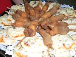 Espetinho de carne e mini pizza