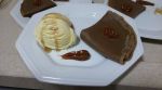 Crepe de doce de leite com sorvete e calda quente de banana caramelada