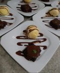 Brownie de chocolate com nozes, sorvete de creme e calda de chocolate...