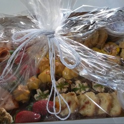 BoxAntepastos com Canapés e Salgados.
Tamanho Padrão, serve fartamente 02 pessoas OU 04 pessoas como entrada antes de almoços e jantares.