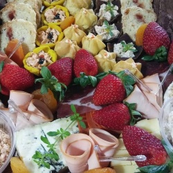 BoxAntepastos com Canapés e Salgados Embalada para entrega